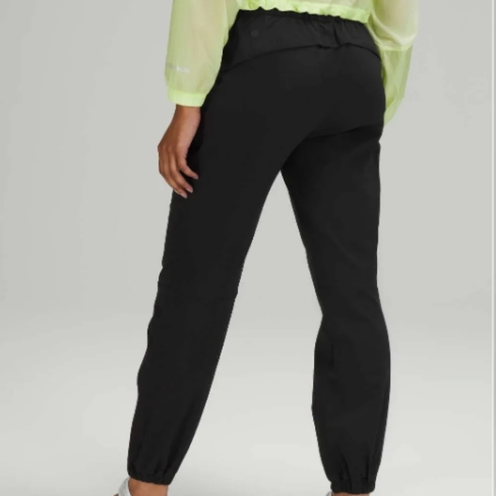 Lululemon Essential Affinity Mid-Rise Jogger - Picture 3 of 9